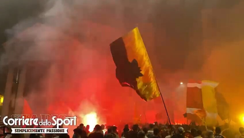 Cori, fumogeni e bandiere per i 94 anni della Roma