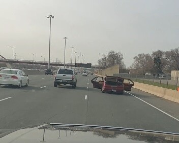 Follia in autostrada: a tutta velocità con le portiere aperte!