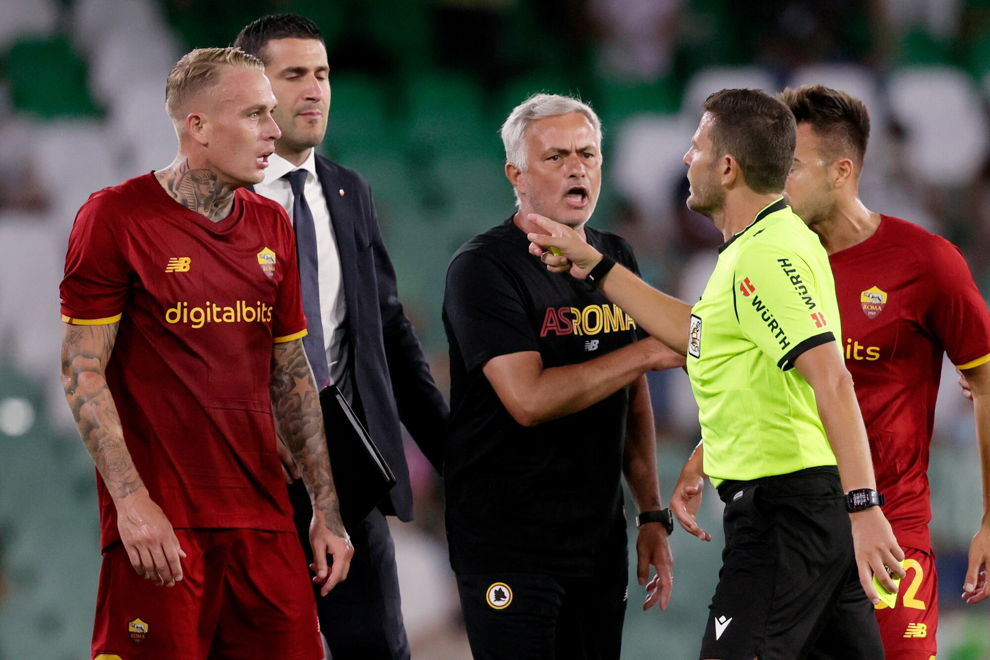 La Roma ko 5-2 col Betis, ma è polemica: espulsi 4 giallorossi. Gol per Shomurodov