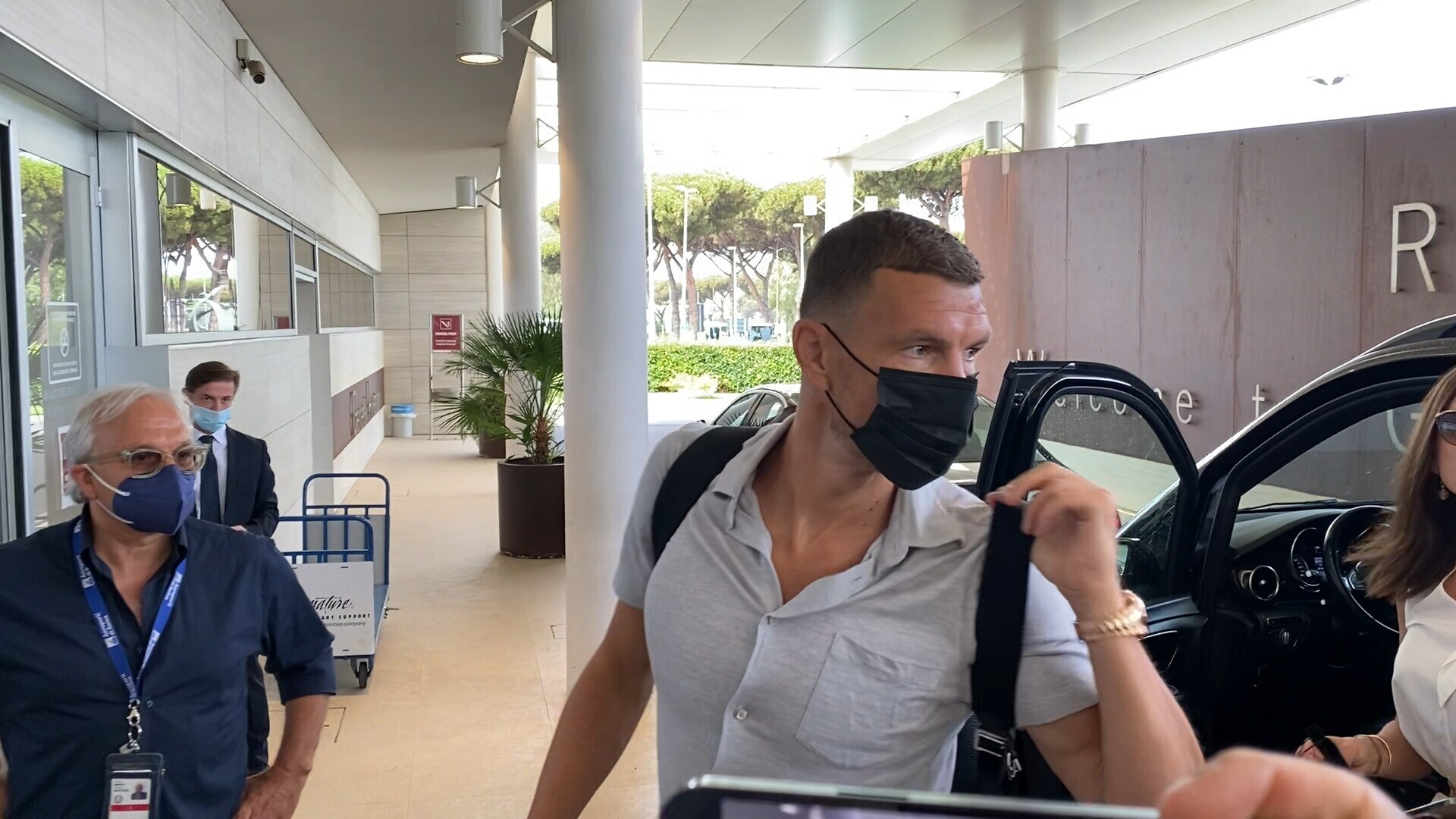 Roma, Dzeko vola a Milano: visite mediche e firma con l’Inter
