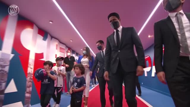 Messi accompagnato dai figli inizia l'avventura al PSG