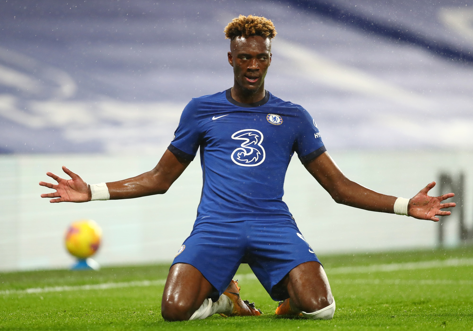Roma, alzata l'offerta per Abraham. Oggi giornata decisiva