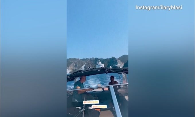 Ilary Blasi sexy sulla barca, Totti dorme..