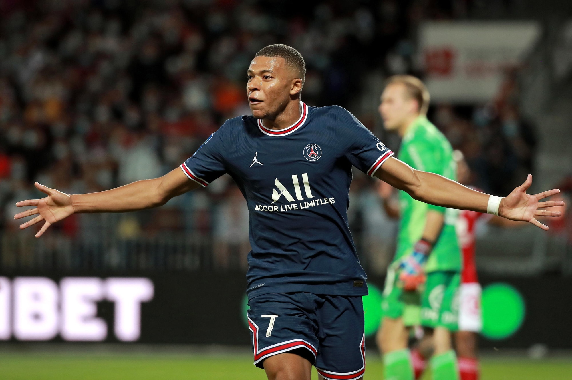 Leonardo furioso con il Real: “Sono scorretti, Mbappé resta al Psg“
