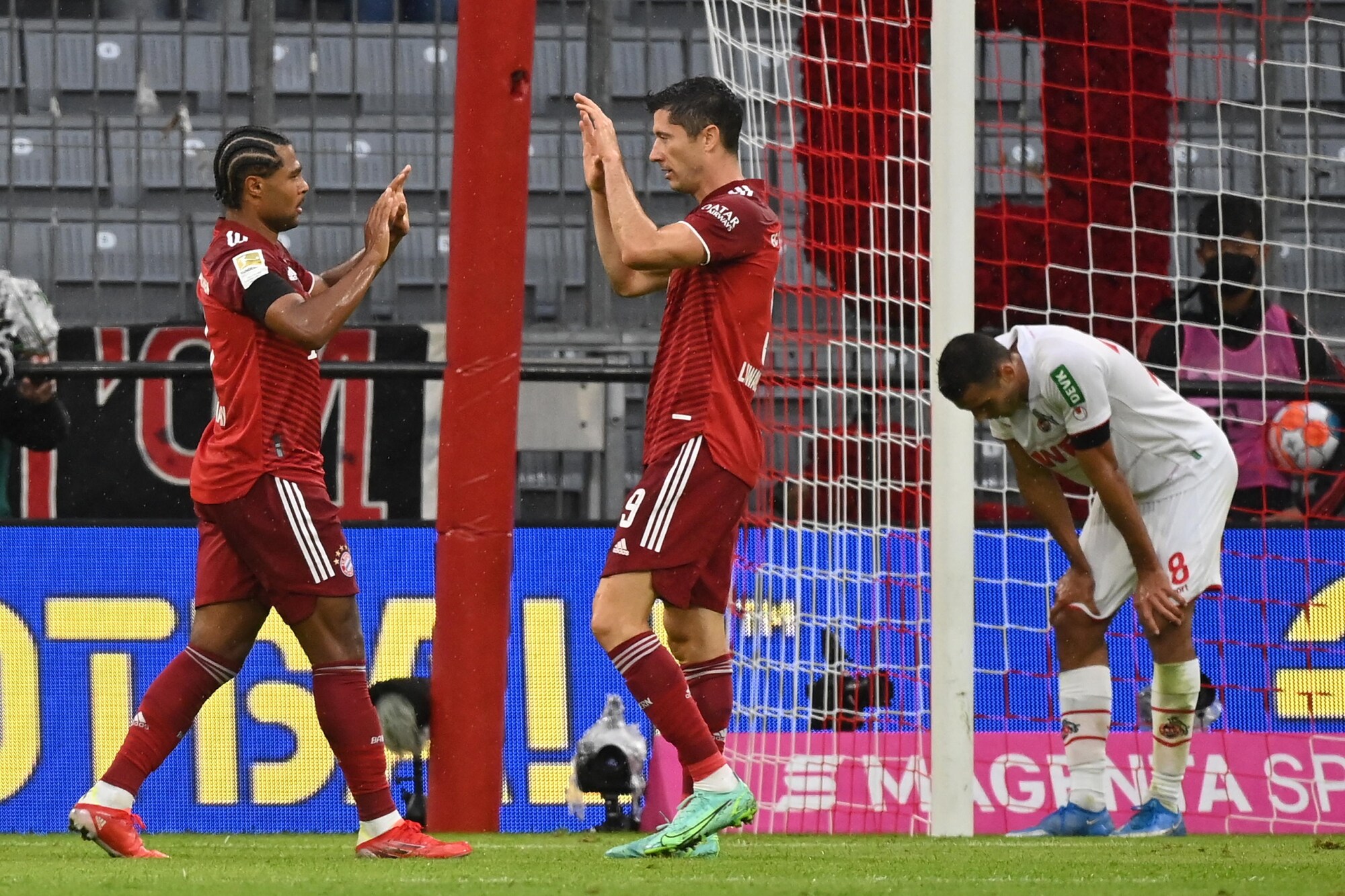 Lewandowski, poi il black out: la doppietta di Gnabry salva il Bayern