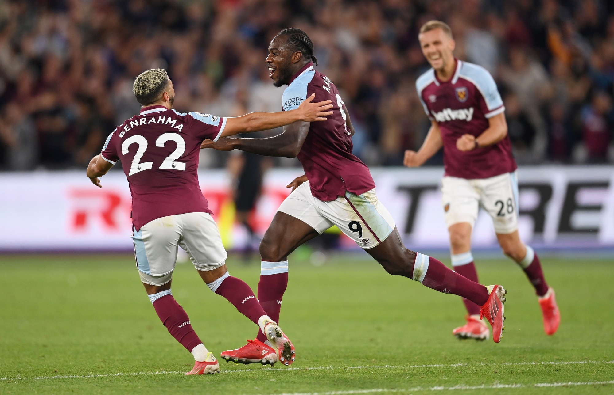 Il West Ham di Ogbonna vola in Premier: è in testa. Leicester ko