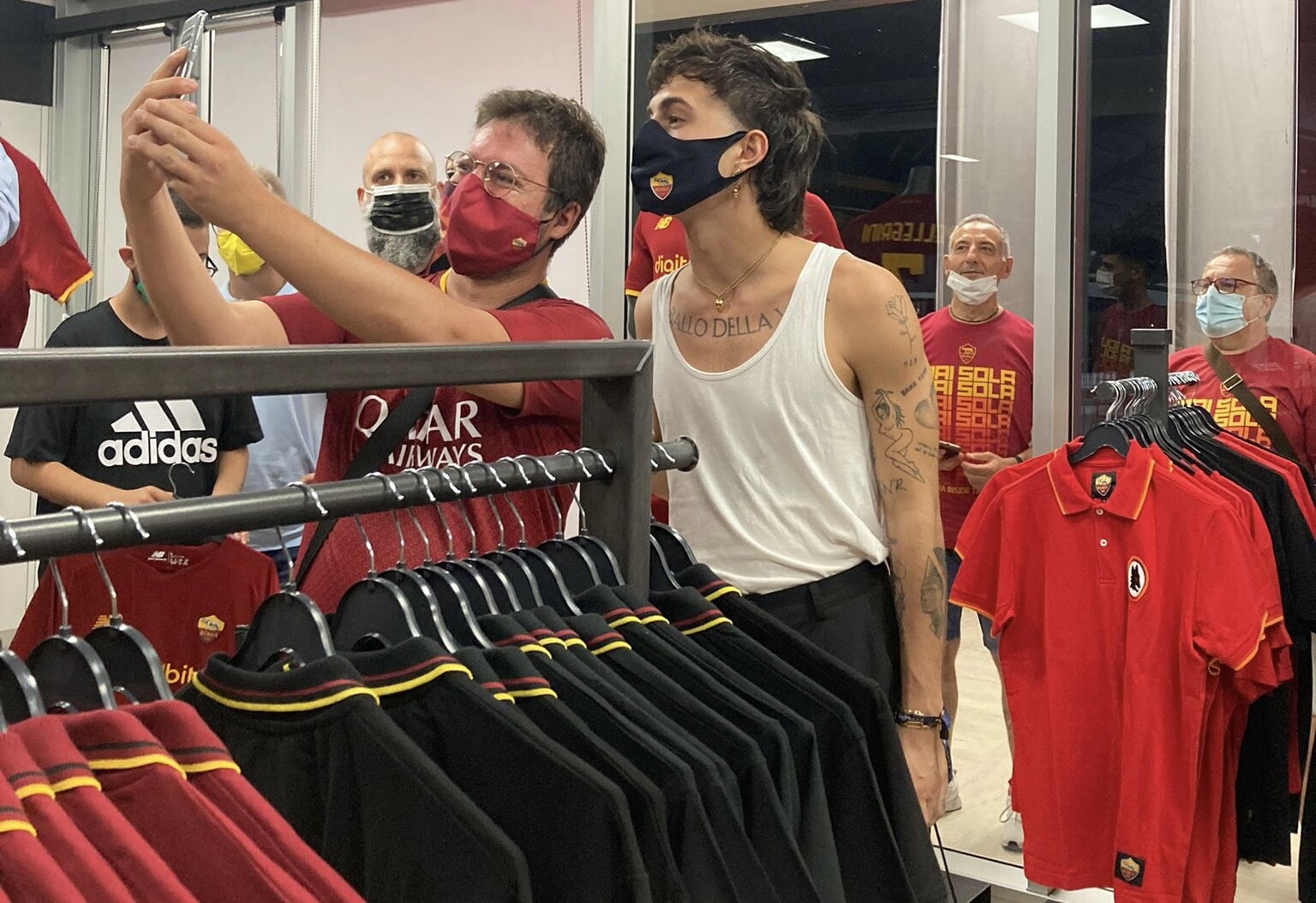 Roma, all'Olimpico anche Damiano dei Maneskin: selfie nel nuovo store!