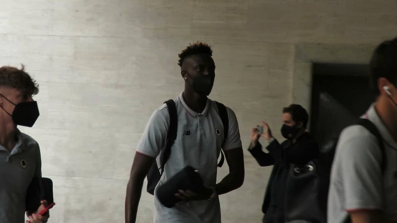 La Roma in partenza per Salerno: selfie per Mourinho e Abraham VIDEO