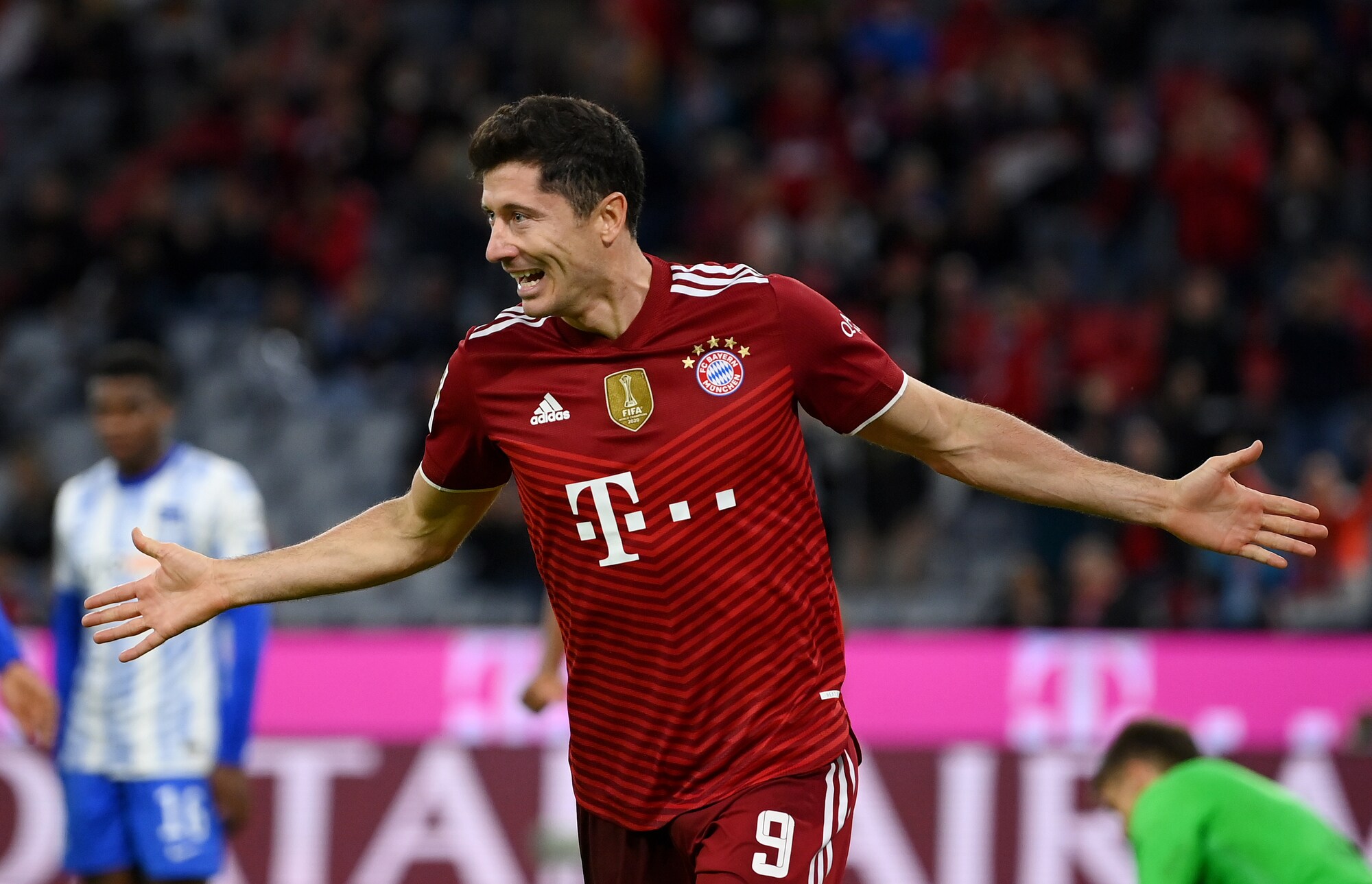 Schick-gol nel poker del Bayer. Tripletta di Lewandowski all'Hertha