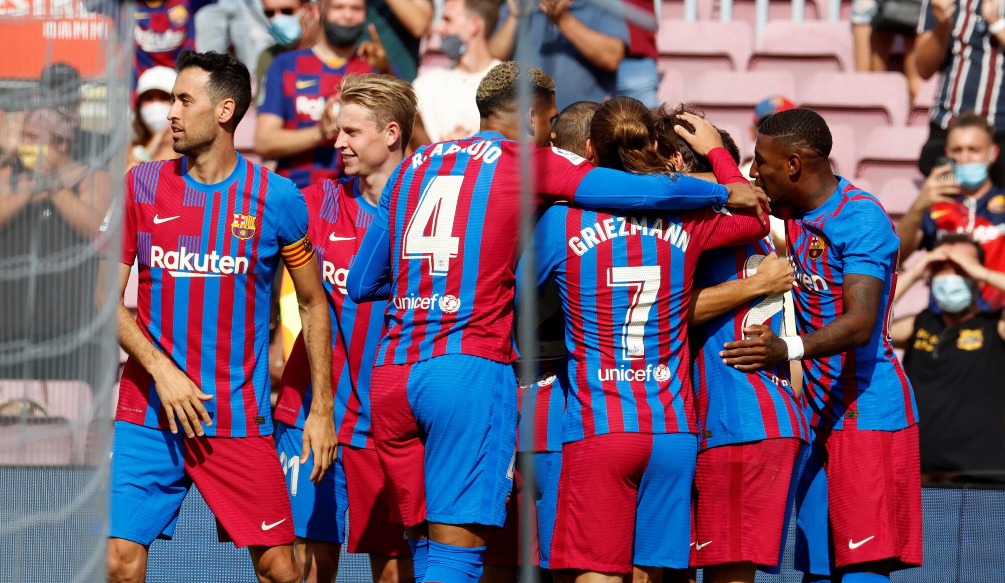 Barcellona, tre punti firmati Depay. Atl.Madrid, brivido col Villarreal