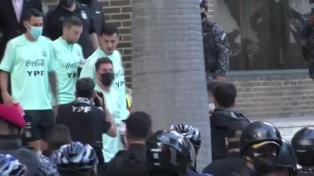 Argentina, Messi e Dybala lasciano l'hotel per andare ad allenarsi