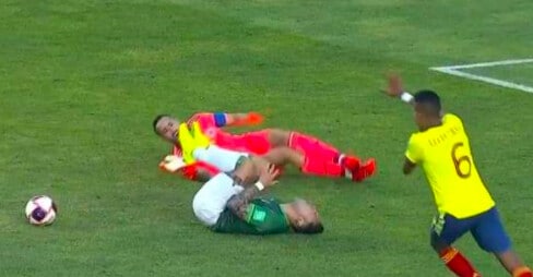 Napoli, dopo Meret paura per Ospina: esce zoppicando
