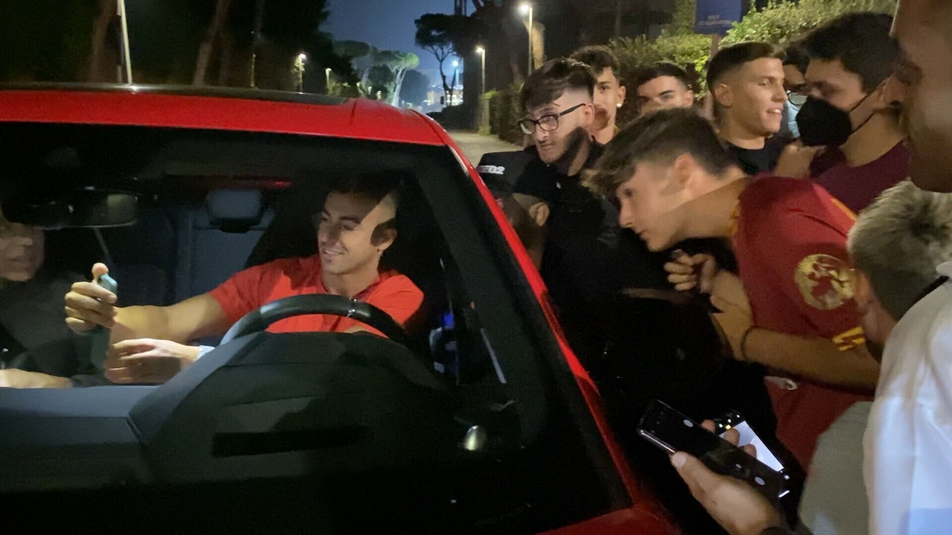 Roma, El Shaarawy si ferma per i selfie. Tifosi in delirio, ecco la reazione di due ragazzi