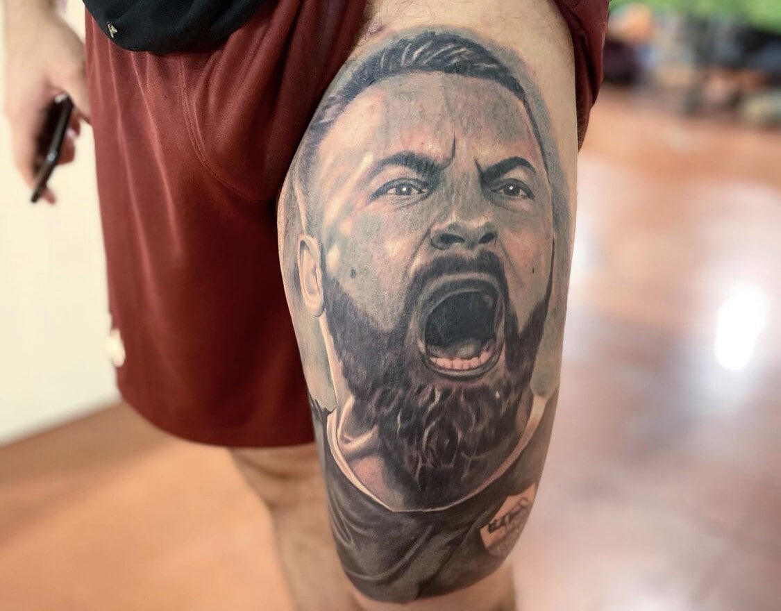 Roma, il tifoso pazzo di De Rossi: ecco il maxi tatuaggio per celebrarlo