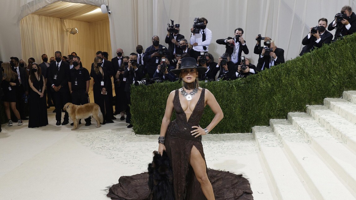 Jennifer Lopez incanta a New York: la cantante protagonista sul red carpet al Met FOTO