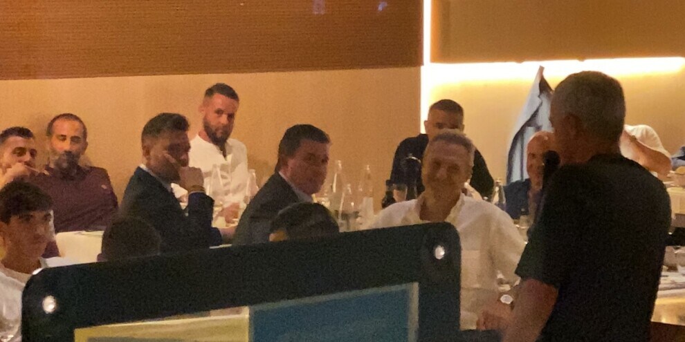 La Roma festeggia Mourinho: cena di squadra con i Friedkin. Discorso del tecnico
