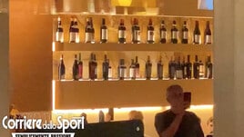 La Roma canta l’inno e Mourinho fa il video con il telefono