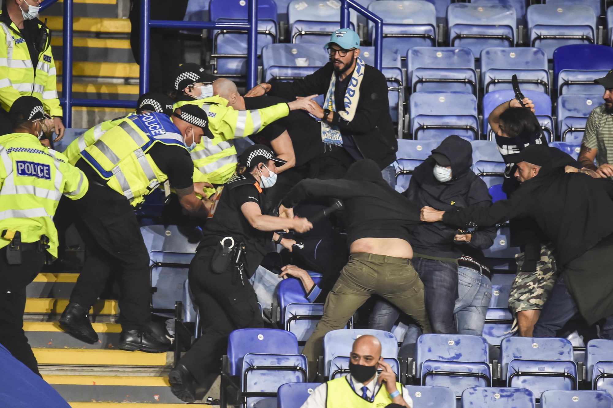 Napoli, arrestati 12 tifosi per gli scontri di Leicester