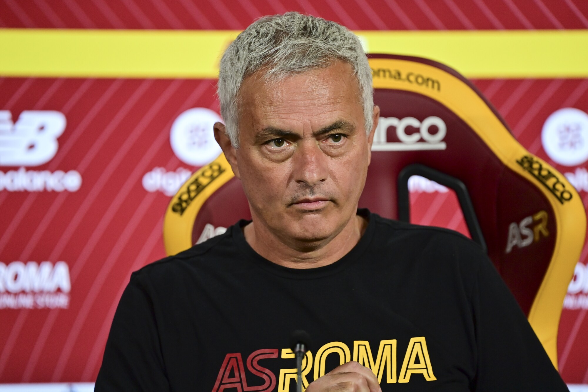 Mourinho: “Chance per Viña e Mkhitaryan. Reintegro esuberi? No, meglio Tripi“