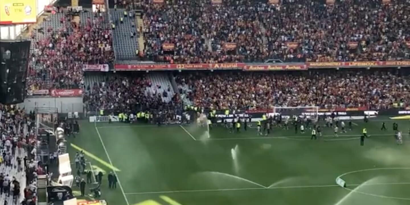 Invasione di campo in Lens-Lilla: partita sospesa per 30'!