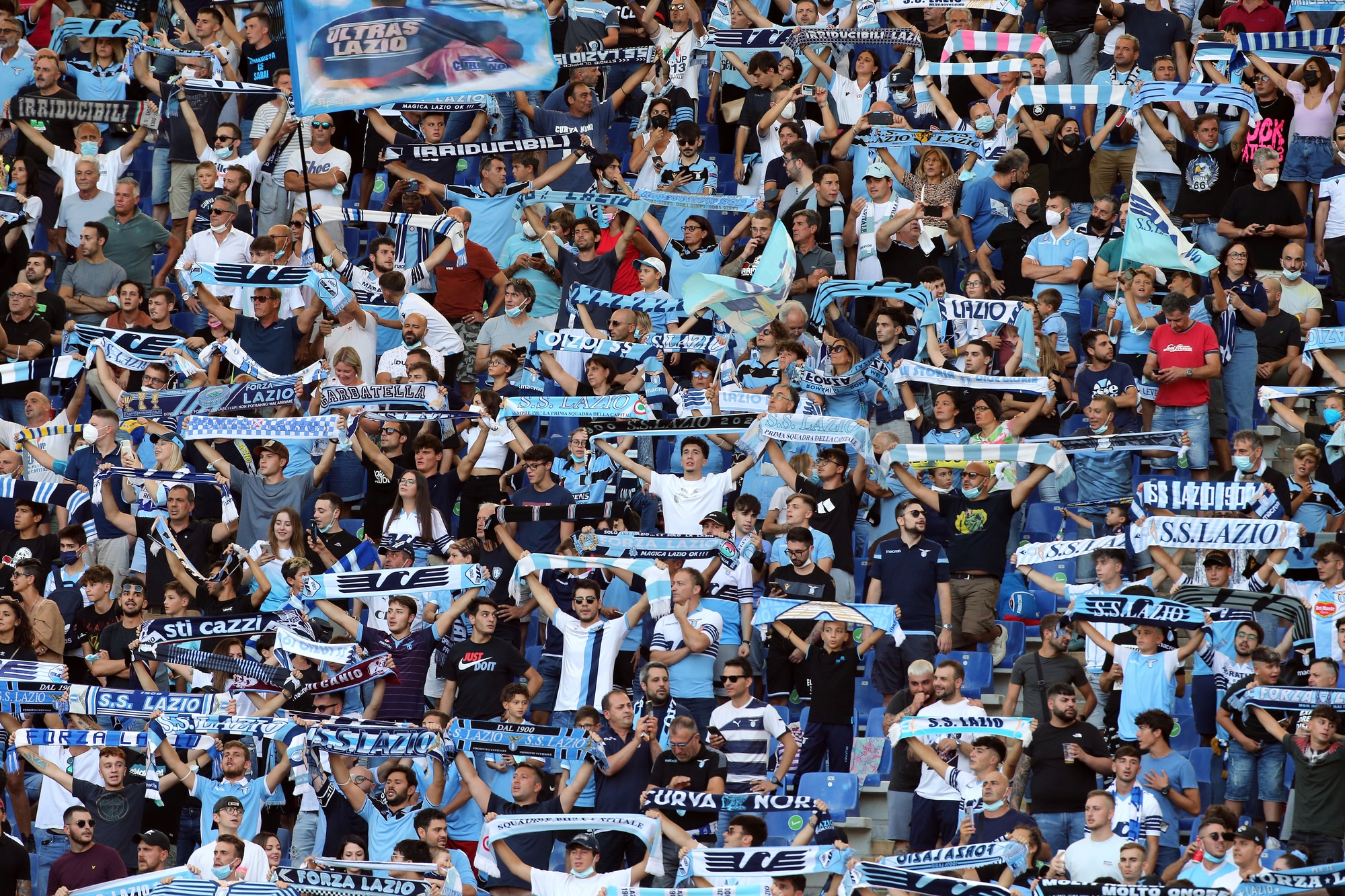 Lazio-Roma, Olimpico caldo: in 30mila per il derby