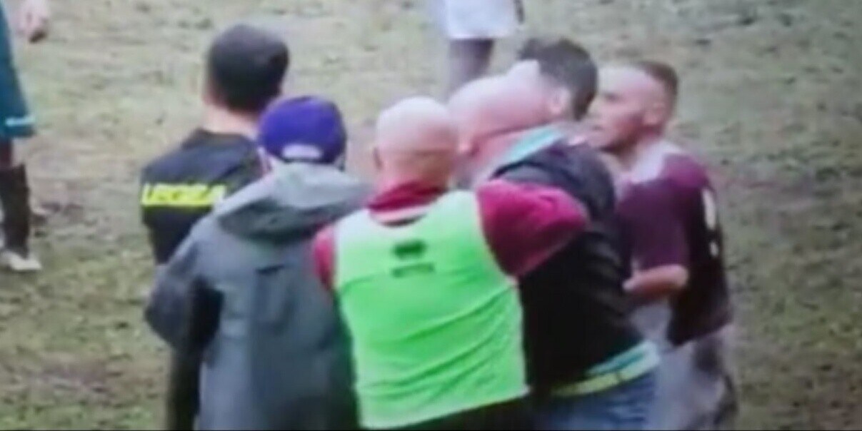 Incredibile in Prima Categoria: l'allenatore prende a pugni l'arbitro davanti a tutti!