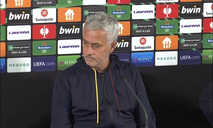 La traduttrice è in difficoltà, Mourinho: "Non è un problema tranquilla"