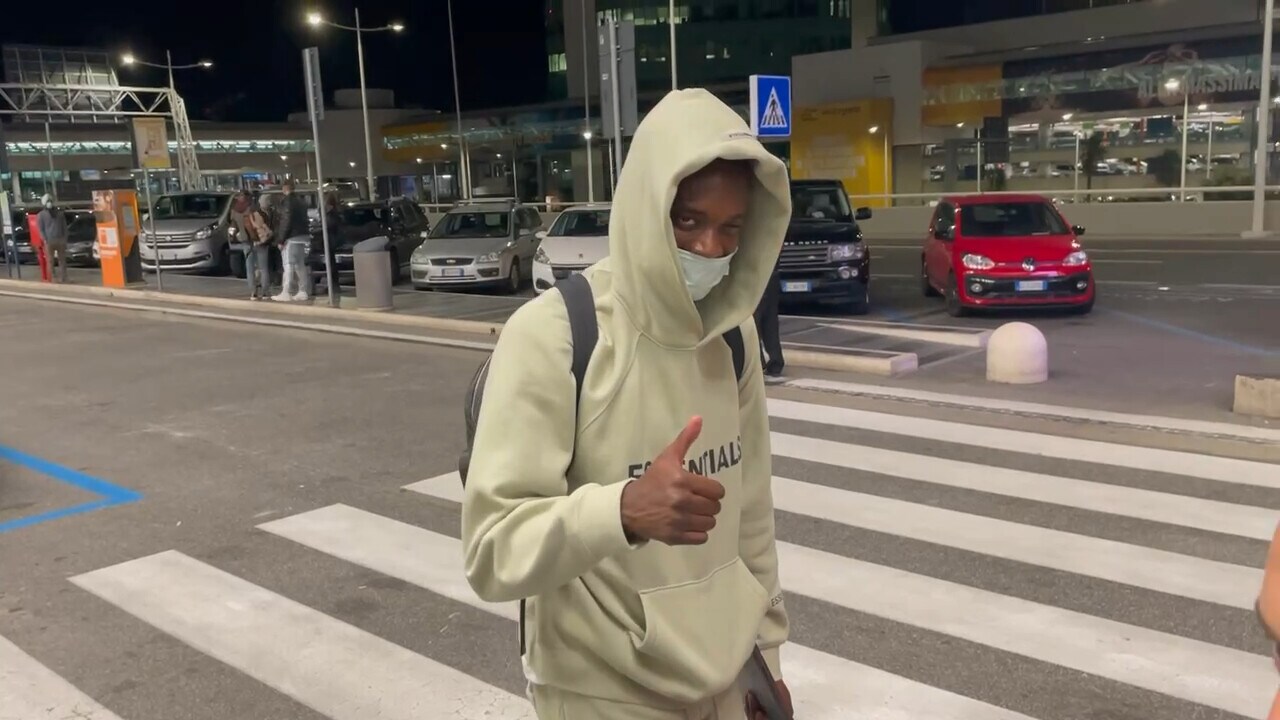Roma, Abraham sbarca a Fiumicino: “Mi sento bene. Juve? Penso di farcela”