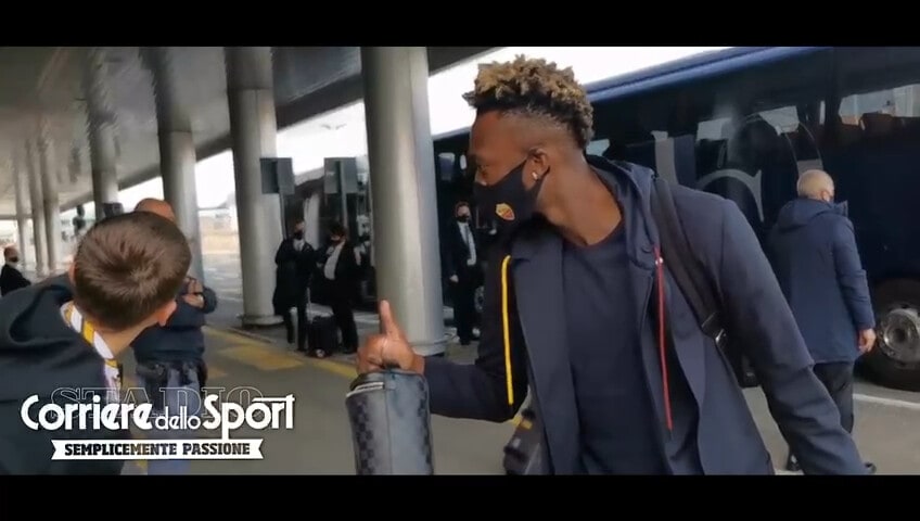 Guarda il videoLa Roma in partenza per Torino: ci sono Abraham e Viña 182037527 dc0d3200 e24c 4362 8dae 4480698bd8f0 - La Roma in partenza per Torino: il gesto di Abraham al tifoso fa ben sperare