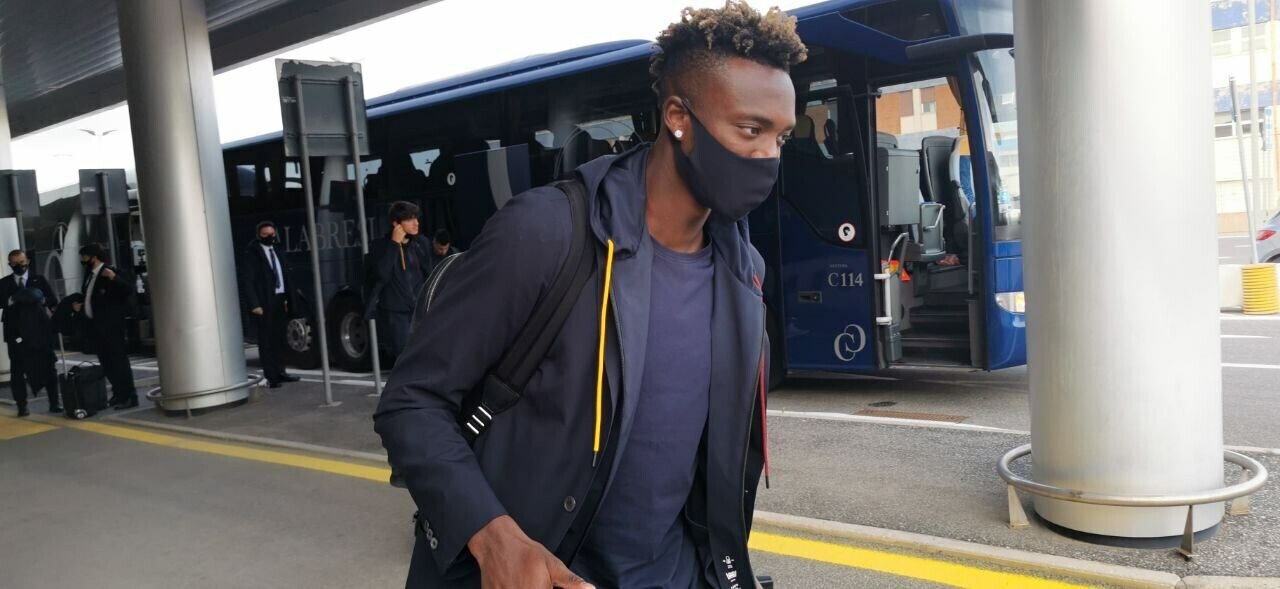 La Roma in partenza per Torino: il gesto di Abraham al tifoso fa ben sperare