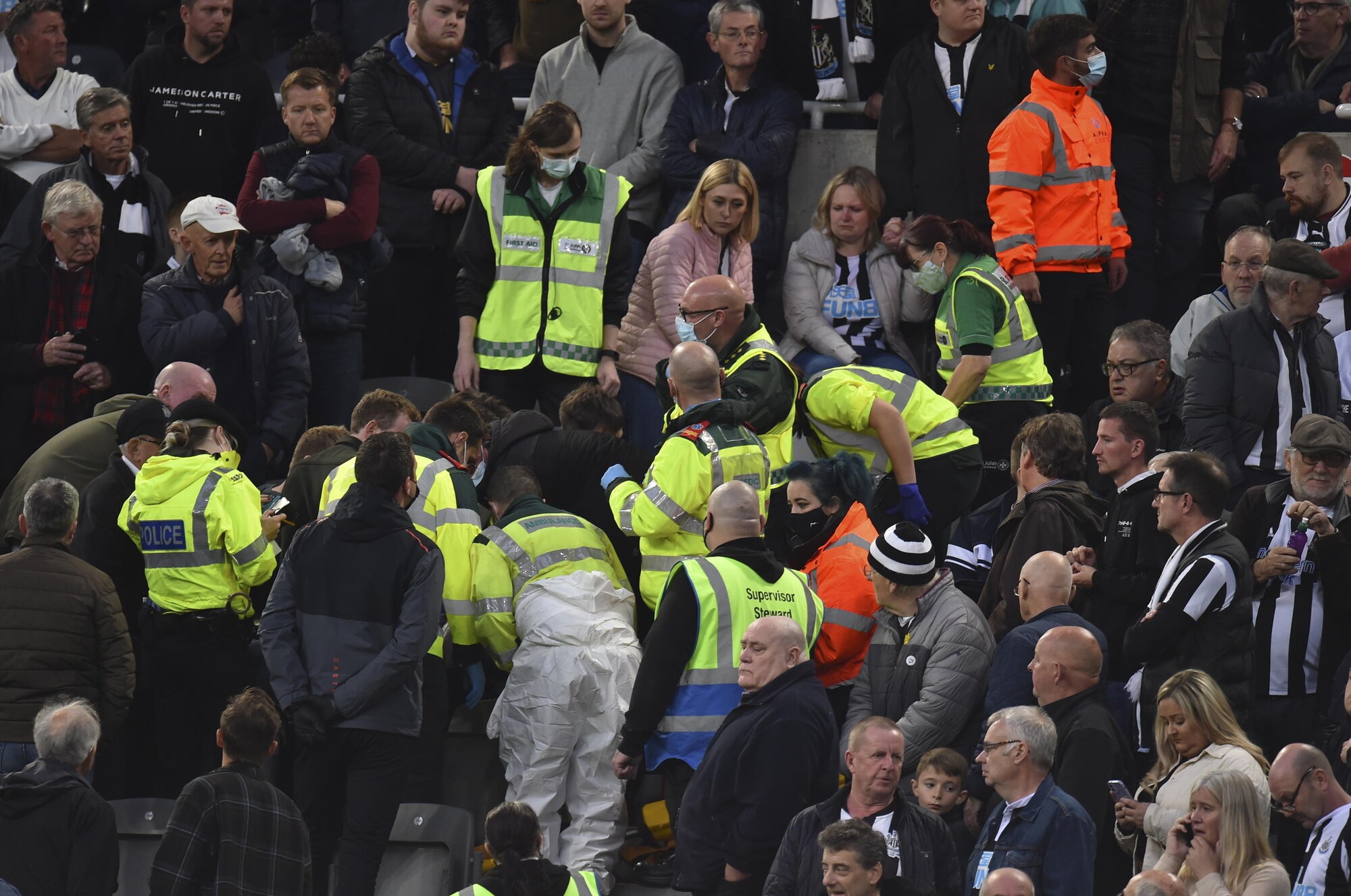 Paura in Newcastle-Tottenham: malore per un tifoso e gara sospesa