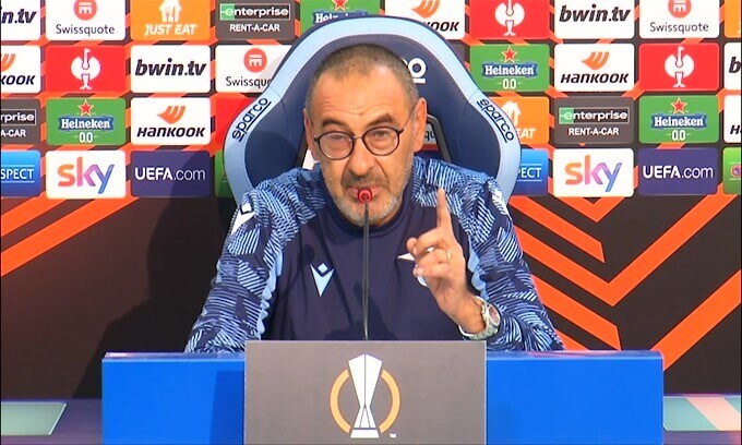 Sarri: "Io squalificato per un dito, ho visto mani sul collo non sanzionate"