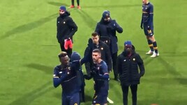 Bodo-Roma, giocatori sotto il settore ospiti. I tifosi furiosi rifiutano la maglia