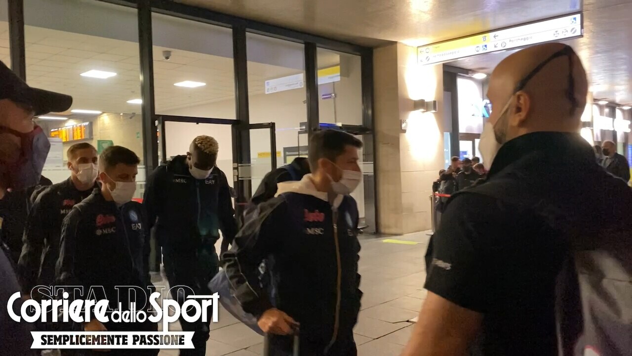 Il Napoli è arrivato a Roma: festa con cento tifosi a Termini!