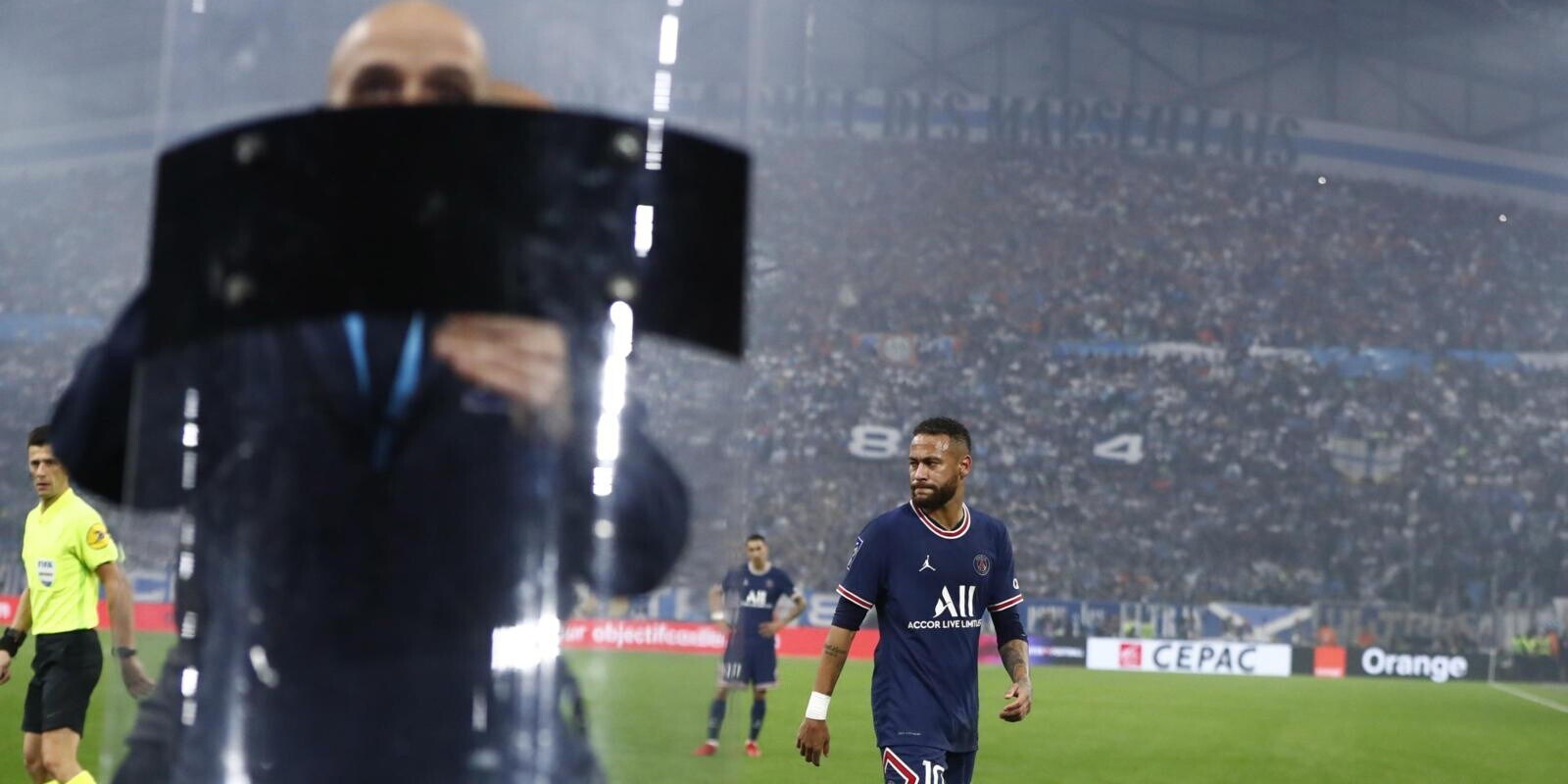 Neymar batte l'angolo protetto dagli scudi: follia in Marsiglia-Psg