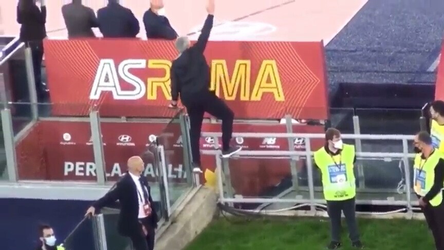 Roma, Mourinho scatenato col Napoli: ecco come guida la squadra dalla tribuna