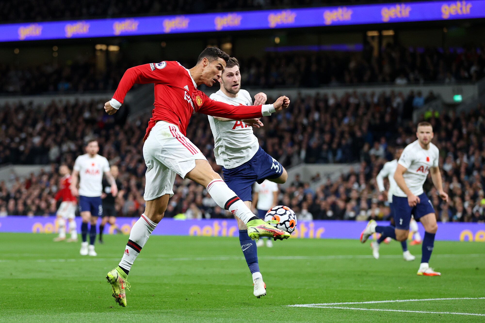 Ronaldo show, eurogol e assist: lo United stende il Tottenham