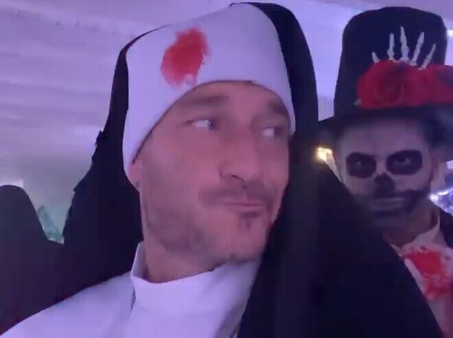 Totti si traveste da suora horror: ecco la sua festa Halloween