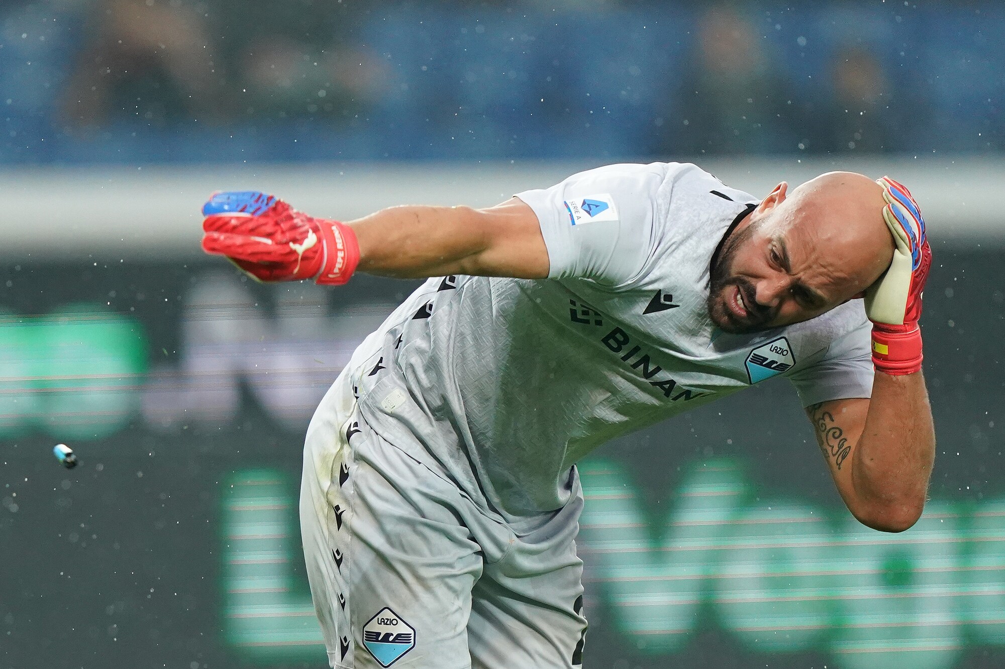 La Lazio sul caso Reina: “Chi tira monetine può stare allo stadio?”
