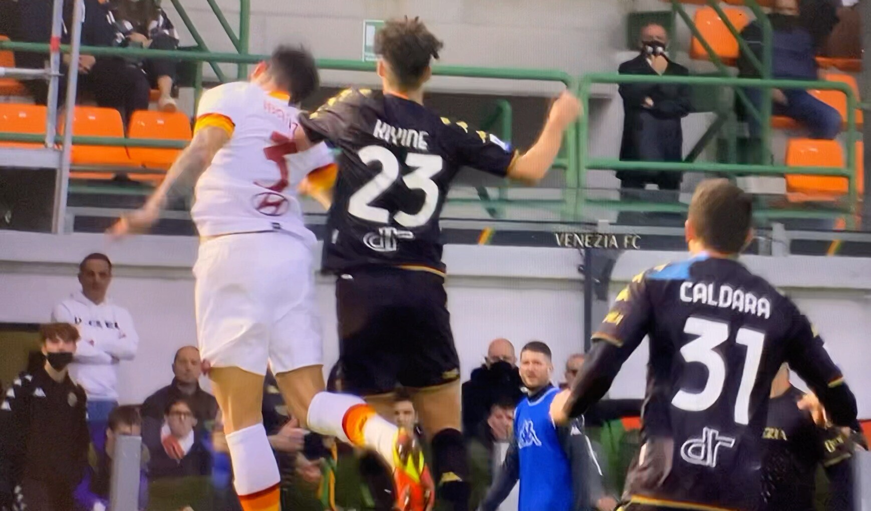 Roma, furia dei tifosi sul rigore: “Assurdo, c’era fallo su Ibanez!”