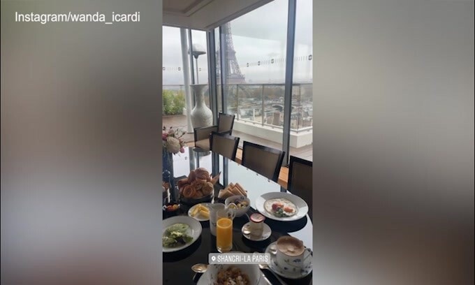 Wanda e Mauro, dolce risveglio a Parigi con vista Tour Eiffel