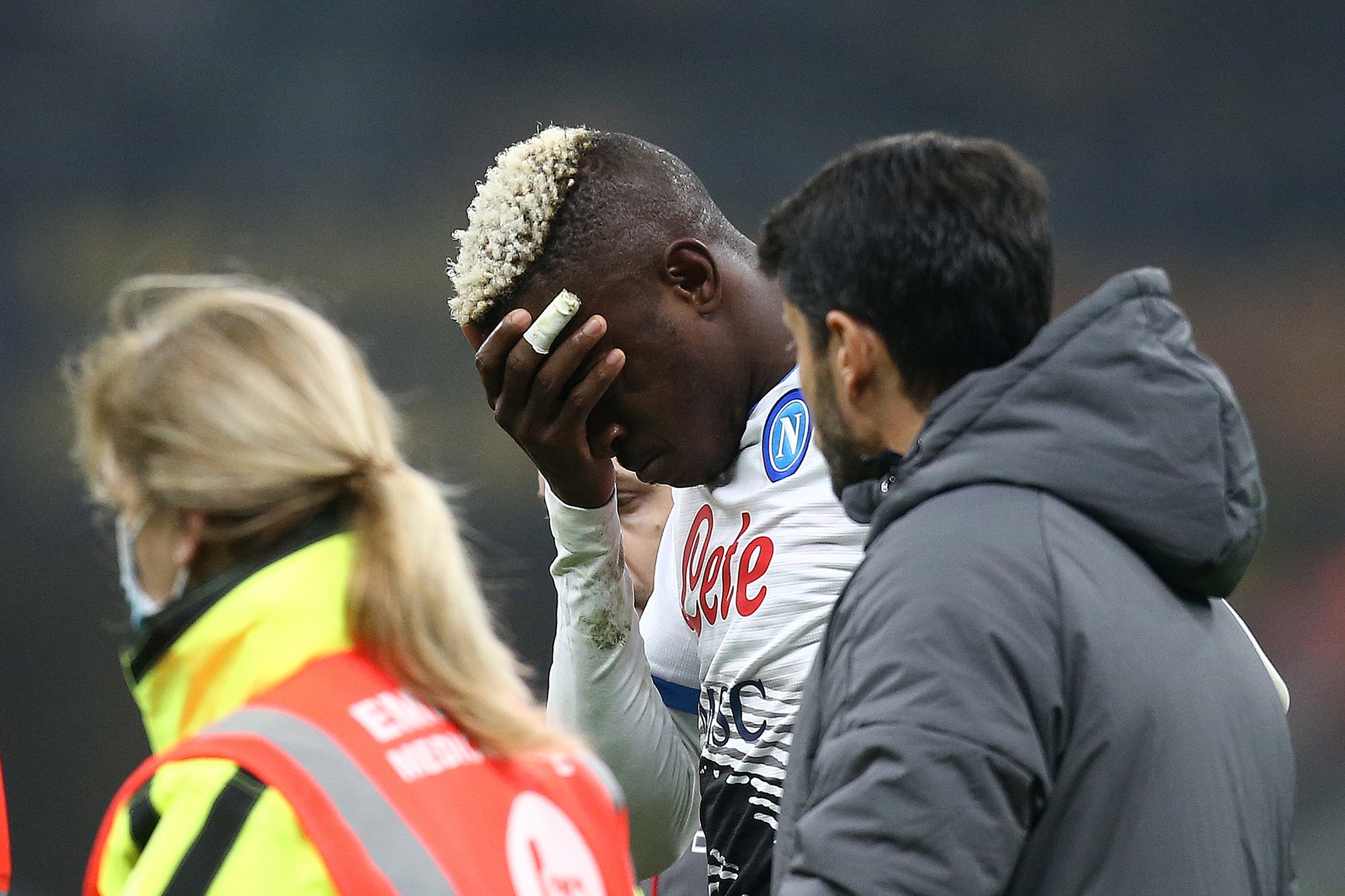 Inter-Napoli, paura per Osimhen: frattura allo zigomo, sarà operato