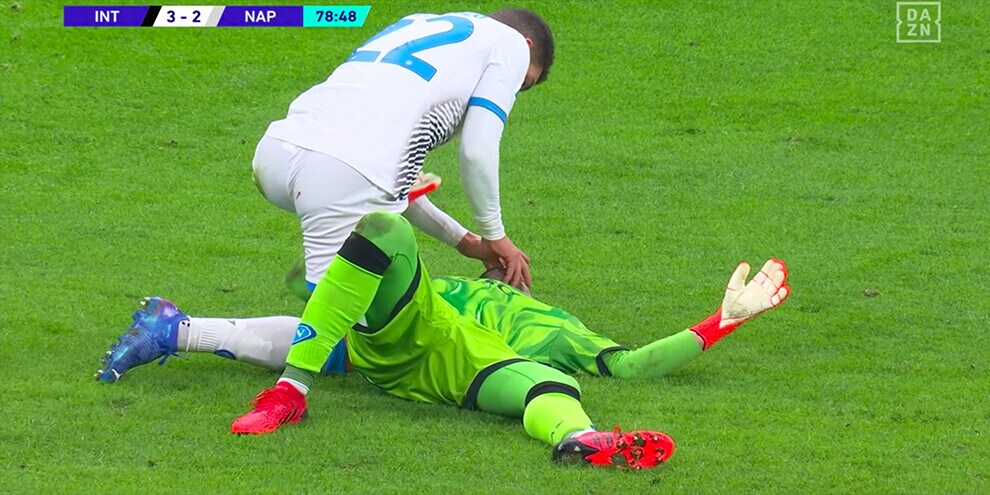 Inter-Napoli, paura per Ospina dopo uno scontro aereo con Dzeko