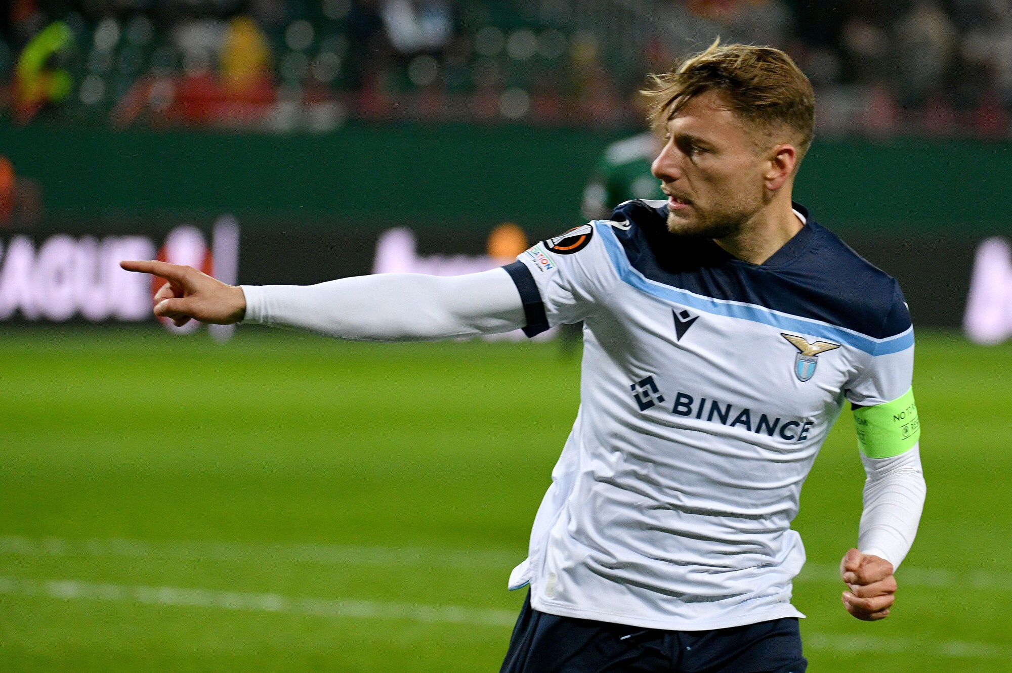 Immobile provocato dal portiere: segna il rigore e gli risponde