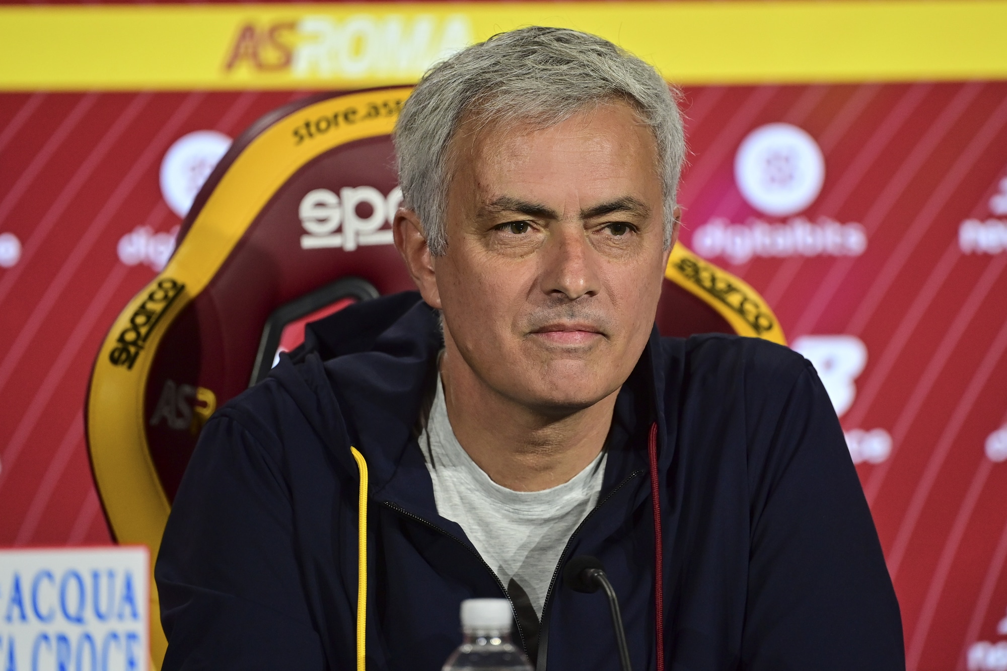 Roma, Mourinho: “Siamo in emergenza, Mancini può giocare a centrocampo“