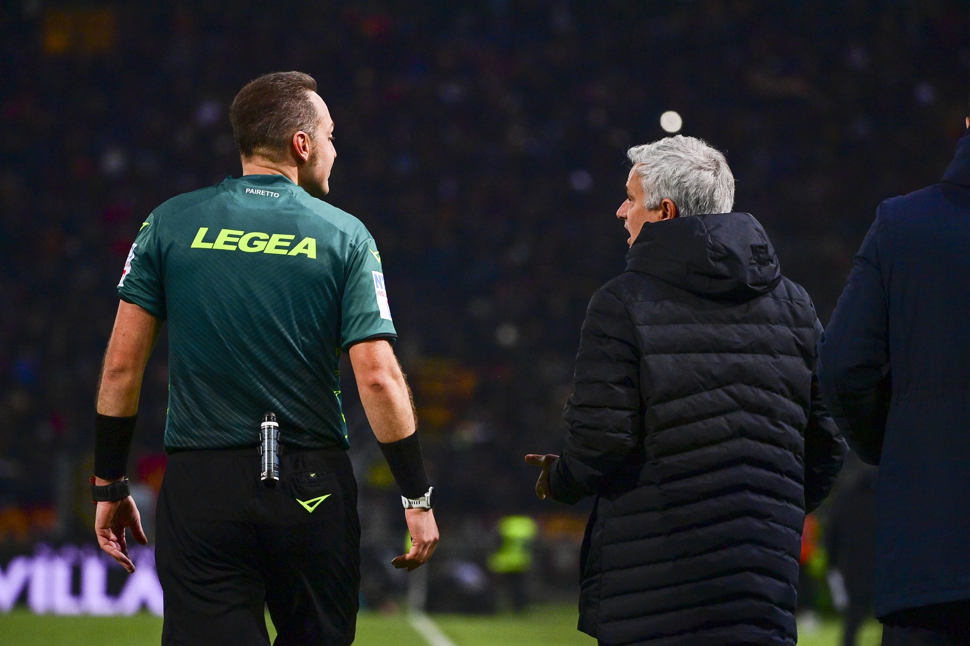 Mourinho furioso con l’arbitro: duro confronto a fine partita