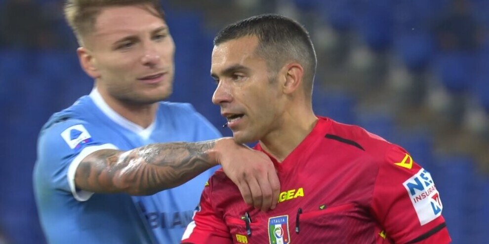 Lazio-Udinese, Immobile nervoso: protesta, tocca l'arbitro e viene ammonito