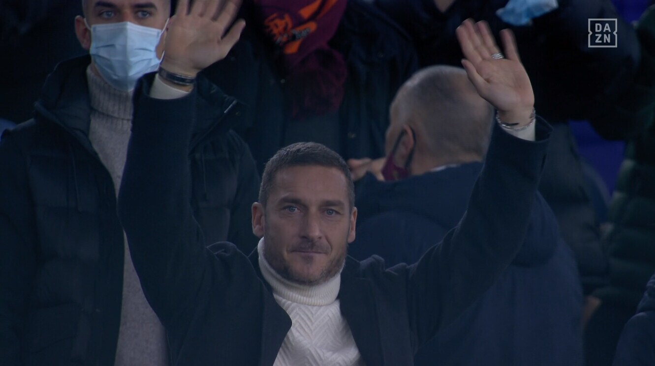 Totti, ovazione e cori all'Olimpico. Striscione della curva anche per De Rossi
