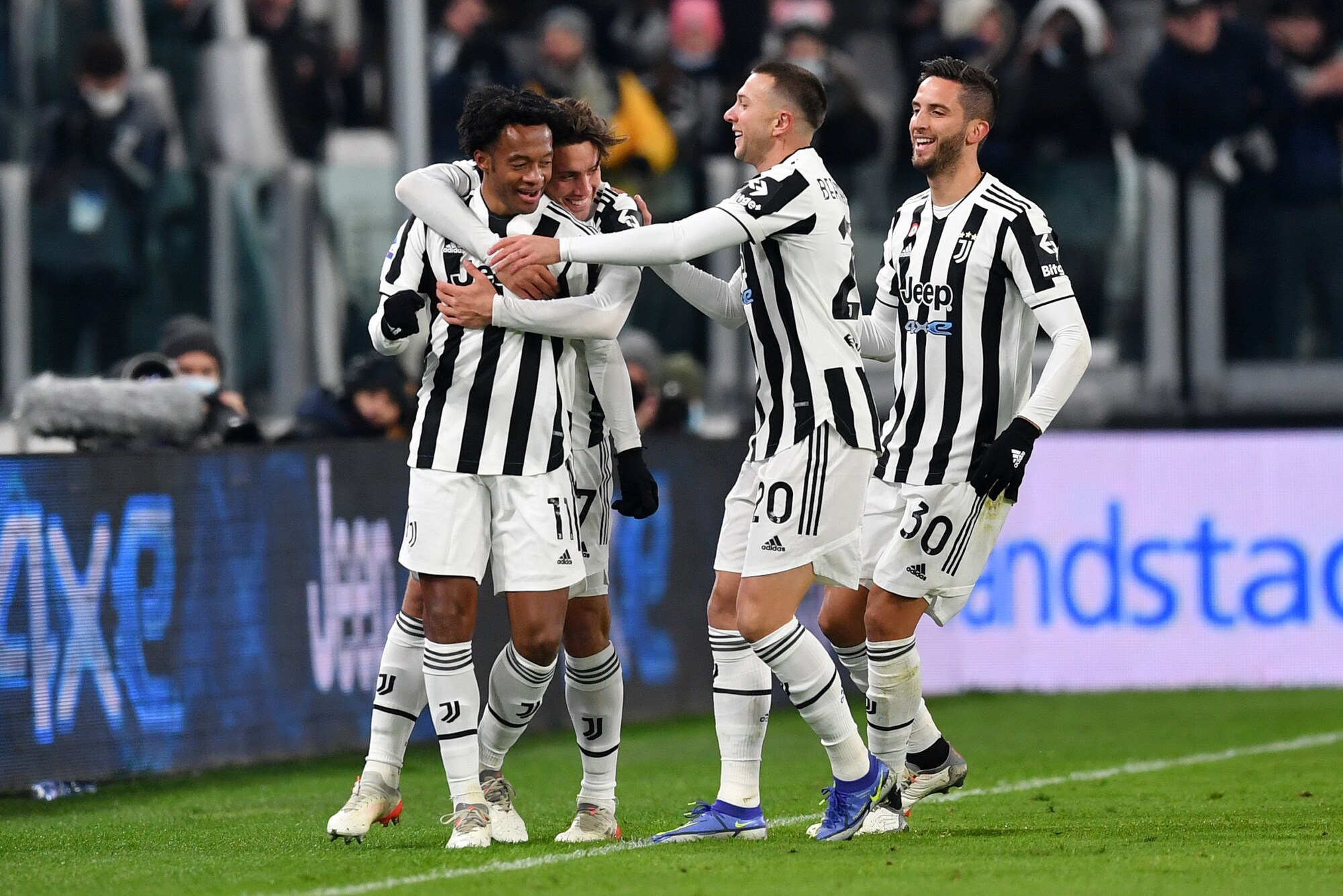 Juve-Genoa 2-0: decidono una magia di Cuadrado e Dybala