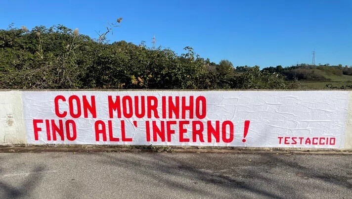 Roma, striscione a Trigoria: “Con Mourinho fino all'inferno“